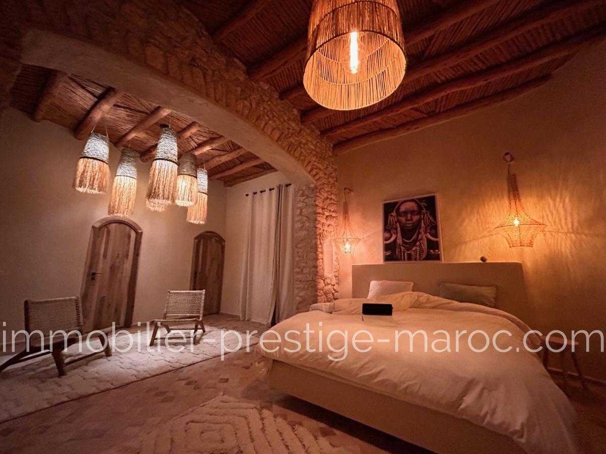 Villa Entièrement restauré et décoré avec beaucoup de gout ce bien est idéal pour une maison en location saisonnière ou un lieu de villégiature tout confort dans la campagne berbére. Les 4 chambres spacieuses et l\'ensemble de la villa sont meublés et équipés, il ne restera plus qu\'à faire les courses. Avantages