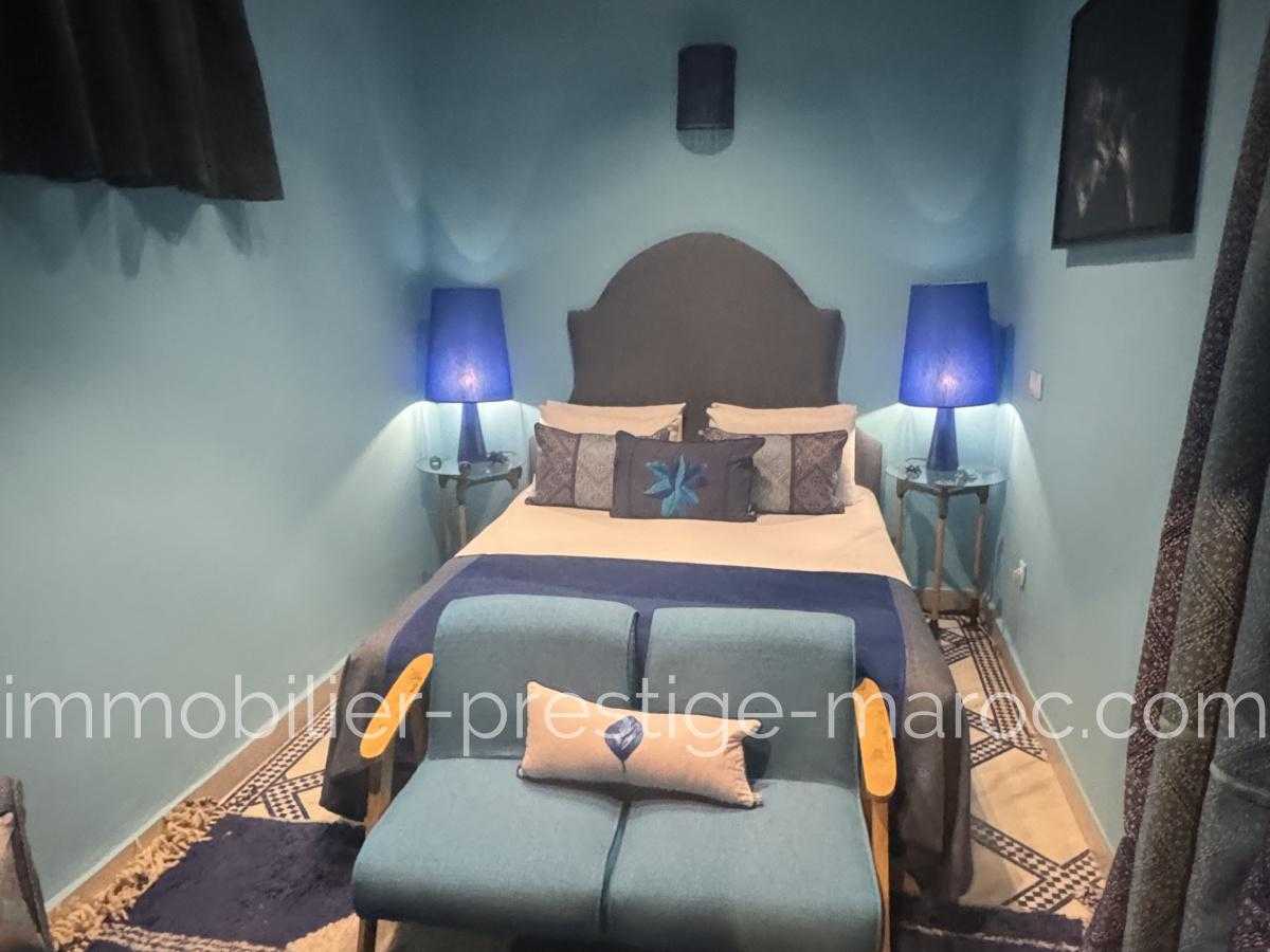 Riad Emplacement Exceptionnel à Dar El Bacha <p>
Boutique attenante au Riad de 45 m2 <p>
Accès voiture devant la porte <p>
Entièrement rénovée récemment <p>
Décoration magnifique faite par Architecte renommé <p> Avantages